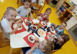 Dzieci spożywają posiłek przygotowany przez Rodziców